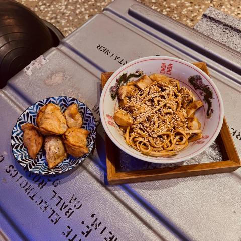 青春雞CHING CHUN JEE - 炸水餃 & 拌麵