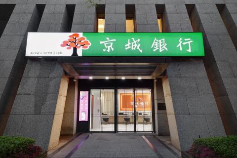 I/O Studio - 內湖京城銀行 設計案
材質:
義大利進口磨石子磚  
主牆面特殊石材漆(仿舊羅馬外漆)
天花板LED軟模燈箱