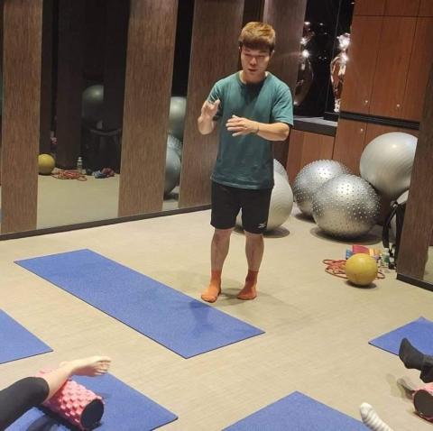 您的專業訓練指導員-Hong - 與社區的居民分享居家運動