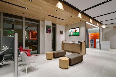 I/O Studio - 內湖京城銀行設計案
材質:
義大利進口磨石子磚  
主牆面特殊石材漆(仿舊羅馬外漆)
天花板LED軟模燈箱