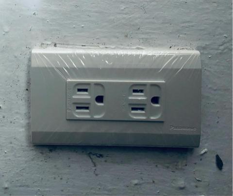 極簡水電維修行-五星卓越專家《於本平台暫停服務》 - 於本平台第九單維修
插座損壞進行更換換新