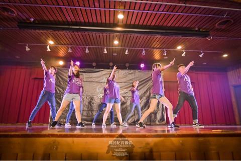 凱瑞絲舞蹈 - 高中舞展表演時的照片