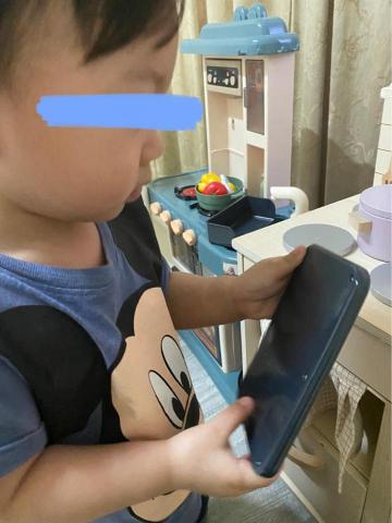 凱婷陪讀/陪玩姊姊 - 和一歲六個月的男生玩的照片，為保護幼兒權益，便將眼睛畫上馬賽克。