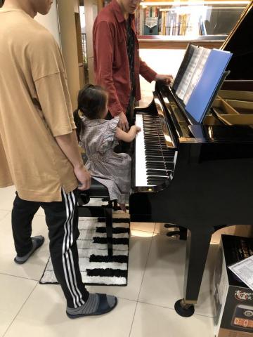 Stacy - 剛開始的小寶貝若怕生是可以開放讓家長陪同上課一次的唷！