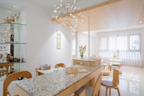 湘安吾室設計 - 透過餐桌與酒櫃的模組整合，環繞坐與走道之間，這核心的所在；是家人在一起最熱鬧的「食候」。