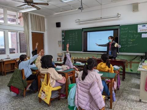 陳百紅 - 2022年寒假，我參加台中教育大學舉辦的營隊，擔任英文老師，於國小服務