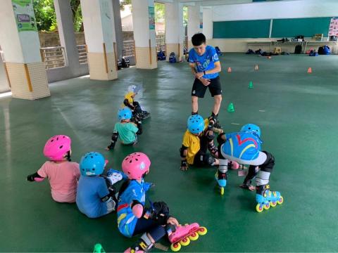 白老師 - 孩子們專心聆聽小任務的故事⋯⋯