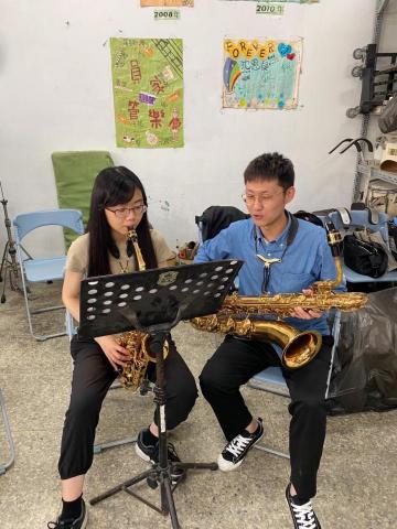 陳翔韋 - 學生：社會人士
樂器：中音薩克斯風
曲目：紅蓮華
教學內容：樂曲演奏技巧