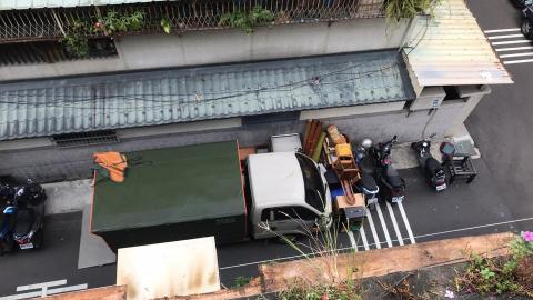 台中阿榮大型廢棄傢俱清運（居家水電） - 公寓窄樓梯搬運