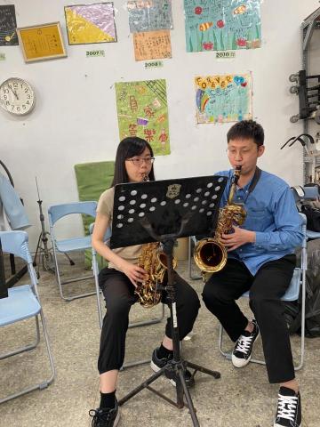陳翔韋 - 學生：社會人士
樂器：中音薩克斯風
練習曲目：紅蓮華
教學內容：薩克斯風二重奏