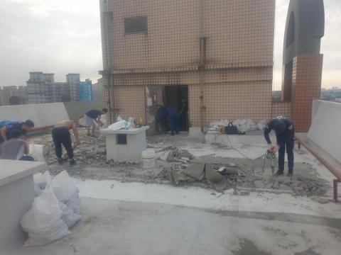 晨曦室內裝修工程行 - 怕下雨所以增加人手。