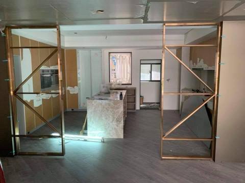 隆都營造有限公司 - 鍍鈦玻璃拉門