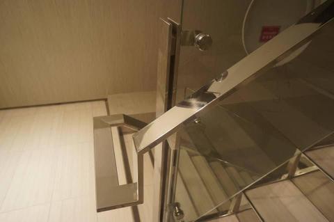 隆都營造有限公司 - 鏡面樓梯扶手