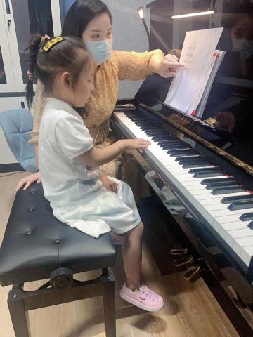 Emma老師鋼琴；檢定；聲樂、流行歌唱教學 - 教授鋼琴