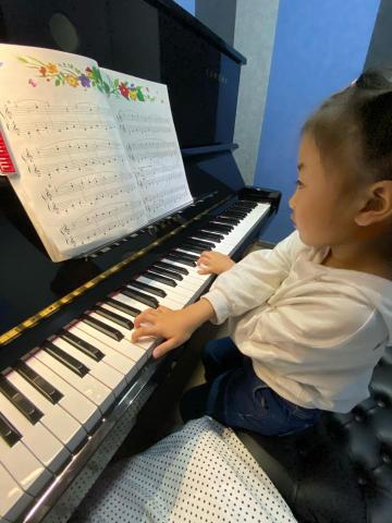 Emma老師鋼琴；檢定；聲樂、流行歌唱教學 - 教授鋼琴