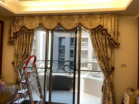 李小姐 - 拆下和掛上窗簾 李小姐 - 拆下和掛上窗簾