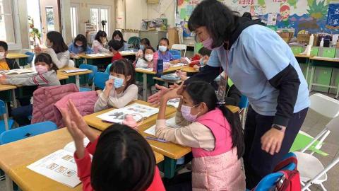 提供兒童美語教學方法服務的專家陳宣諭