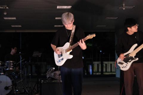 蔡老師 - 樂團表演照