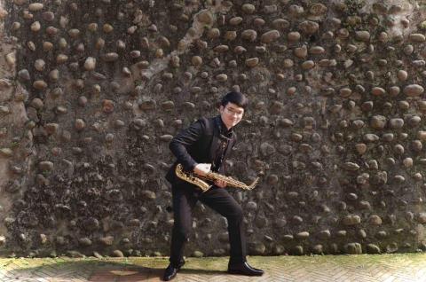 提供樂器行服務的專家吳騏成