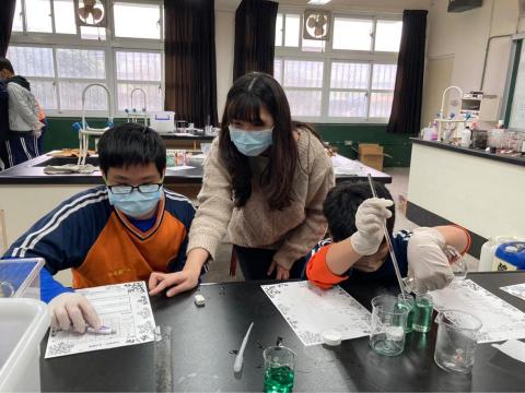 林姿岑 - 帶領學生進行科學活動
