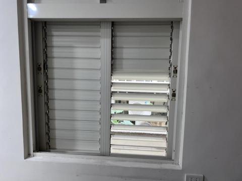 菜根湯圓   - 舊窗已拆,留下昂貴的遮陽百葉 菜根湯圓   - 舊窗已拆,留下昂貴的遮陽百葉