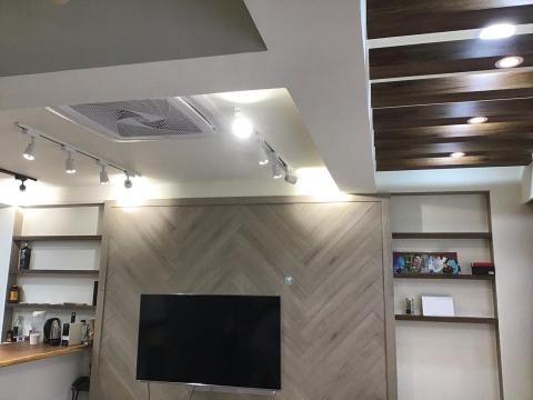 別墅、透天、規劃、統包 - 11。人字型磁磚電視墻、搭配地面與天花板、整體