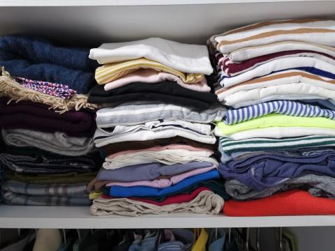 9959958來我家收納 - 將衣櫃等份切割，依季節/款式疊放衣服