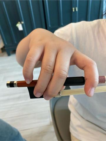 小提琴、鋼琴、音樂律動團體班 - 這是國小三年級初學的學生很努力在學習如何拿弓