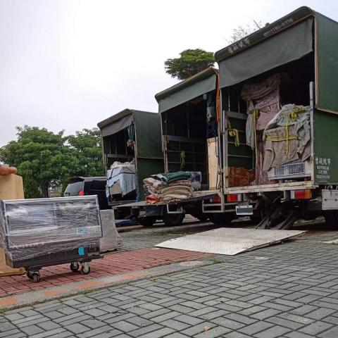 專業全省搬運回頭車 - 每車都有伸降帆布及尾門