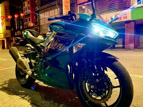 陳愉潔 - 照片是自己拍攝，機車是男友的，只是因為想紀念他的新車便拍攝此照片。