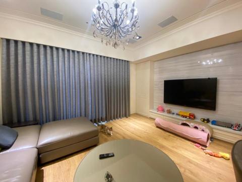 狄諾窗簾木地板 - 屋主用蛇簾使曲度更整齊與平順，提升窗簾的質感。