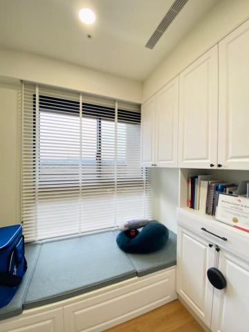 狄諾窗簾木地板 - 房間使用百葉簾，自由調整明暗度也與廚櫃傢俱風格相融