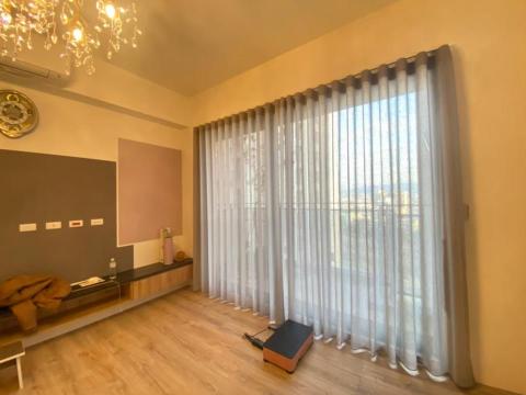 狄諾窗簾木地板 - 紗搭配蛇簾更柔順平整，輕盈飄逸且明亮的感覺讓家更輕鬆有活力