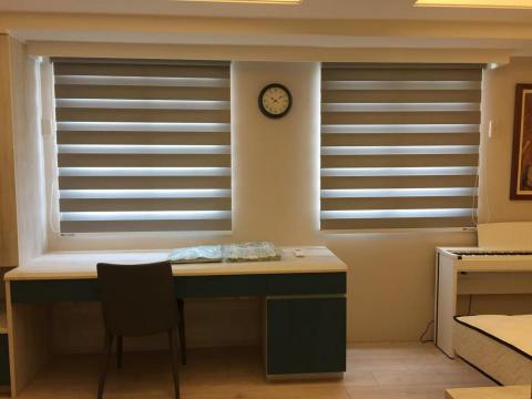 狄諾窗簾木地板 - 調光簾能遮陽且柔化光線，適合不需完全遮光的空間