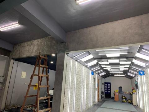 立德工程 - 仿清水模左邊剛施做完未乾，右邊為施做完乾燥後漂亮紋理