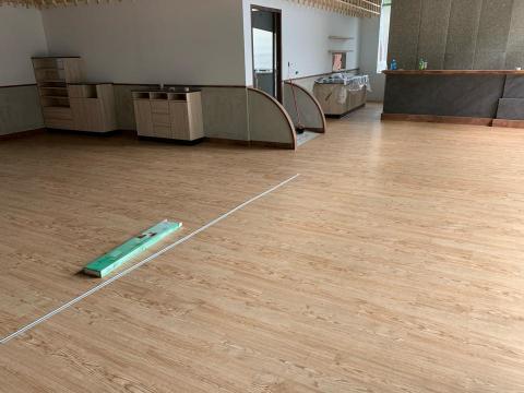 新麗窗簾裝潢行 - 尚順咖哩老大塑膠地磚