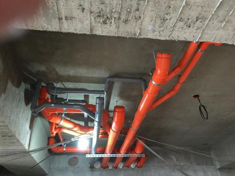 王偉州 - 吊管施作