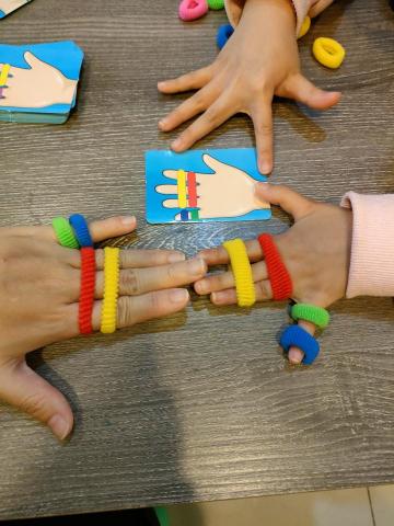 邱明怡 - 上課之餘時的顏色活動，藉此練習各式顏色的中英文。