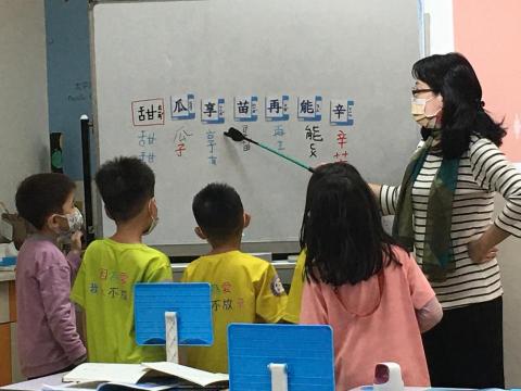 Esther Chang - 實驗機構語文學習