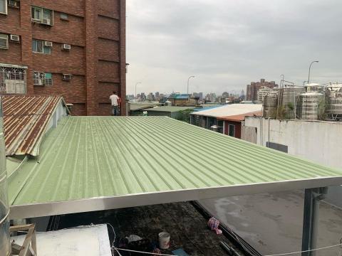 鴻鼎實業 - 興建鐵皮屋，防水一次性到位
