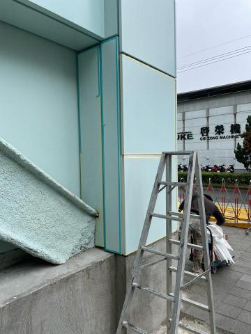 鴻鼎實業 - 外牆版包板，矽利康填縫