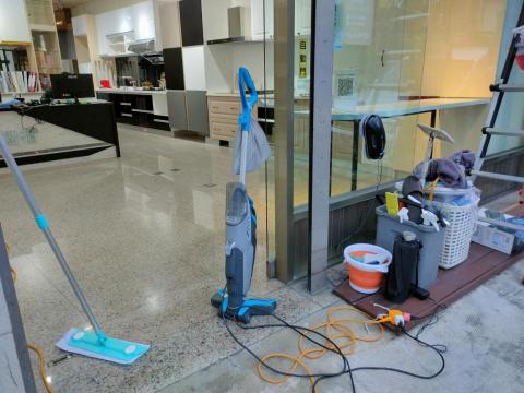 靜恩家事服務社 - 洗地機+玻璃機器人