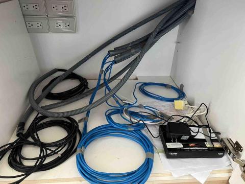 提供檢修線路服務的專家黃R (網路規劃配線及安裝）