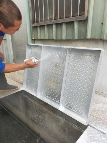 鼎全鐵皮屋工程行-陳泰隆 - 鼎全-師傅防鏽噴漆作業. 鼎全鐵皮屋工程行-陳泰隆 - 鼎全-師傅防鏽噴漆作業.