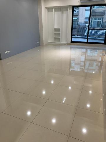 凱潔清潔有限公司 - 裝潢完成後所有地面殘膠、油漆細部清潔。