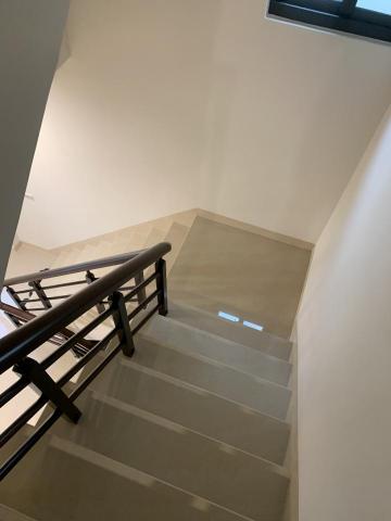 凱潔清潔有限公司 - 裝潢完成後樓梯扶手保護板拆除殘膠、油漆細部清潔。