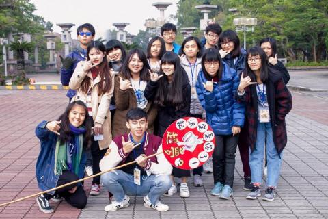 王威 - 中正大學高中傳播營隊帶隊教學，與學員相處融洽，負責、細心，活動結束獲得同學好評