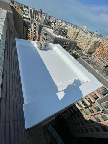 安室專業防水工程 - 電梯機房嚴重滲水-外部防水處理：施作「4合1高效能離子防水材料」（有效降溫+防水+抗噪+防鏽一次完成）