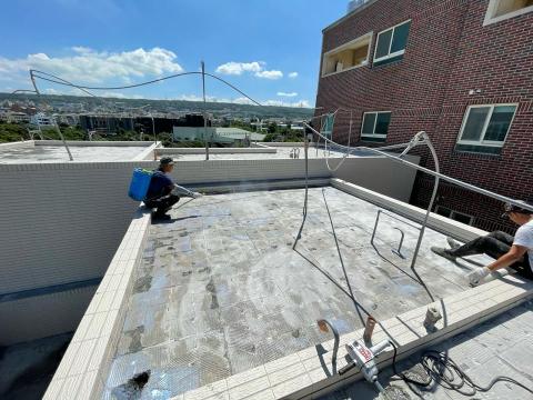 安室專業防水工程 - 露台基礎防水重建-磁磚剔除+水性底塗+全面抗裂網施作