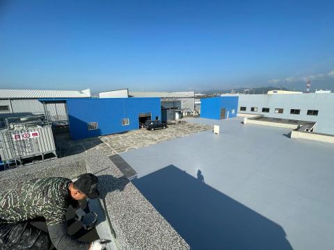 安室專業防水工程 - 廠房頂樓地坪防水施作-裂縫補強+水性底漆+水性中塗+抗UV防水面漆